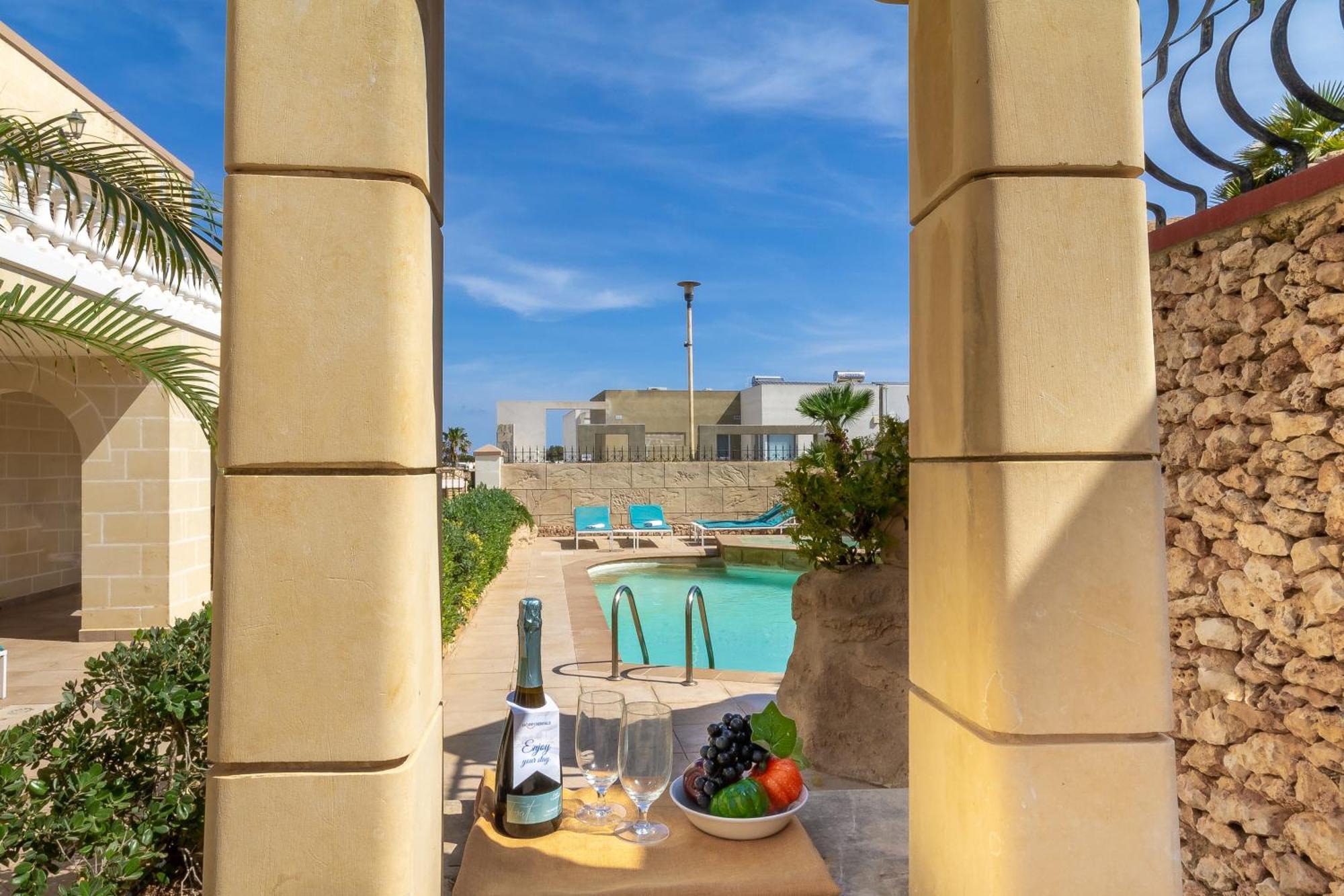 Villa & Pool Apartments In Mellieha Bay מראה חיצוני תמונה